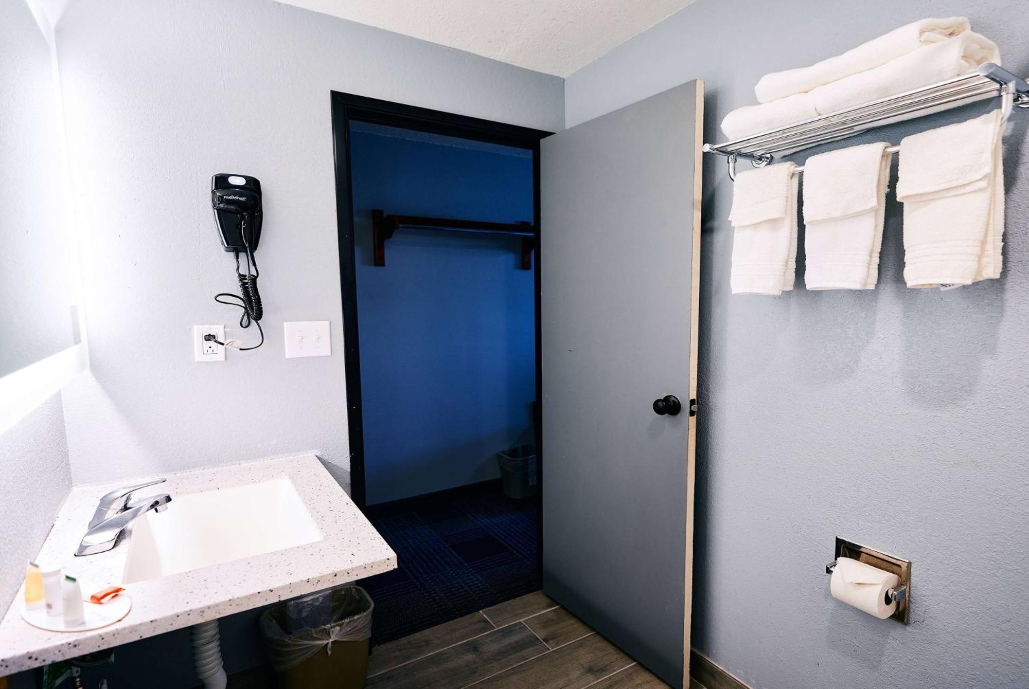 Super 8 By Wyndham Pueblo Hotel Luaran gambar