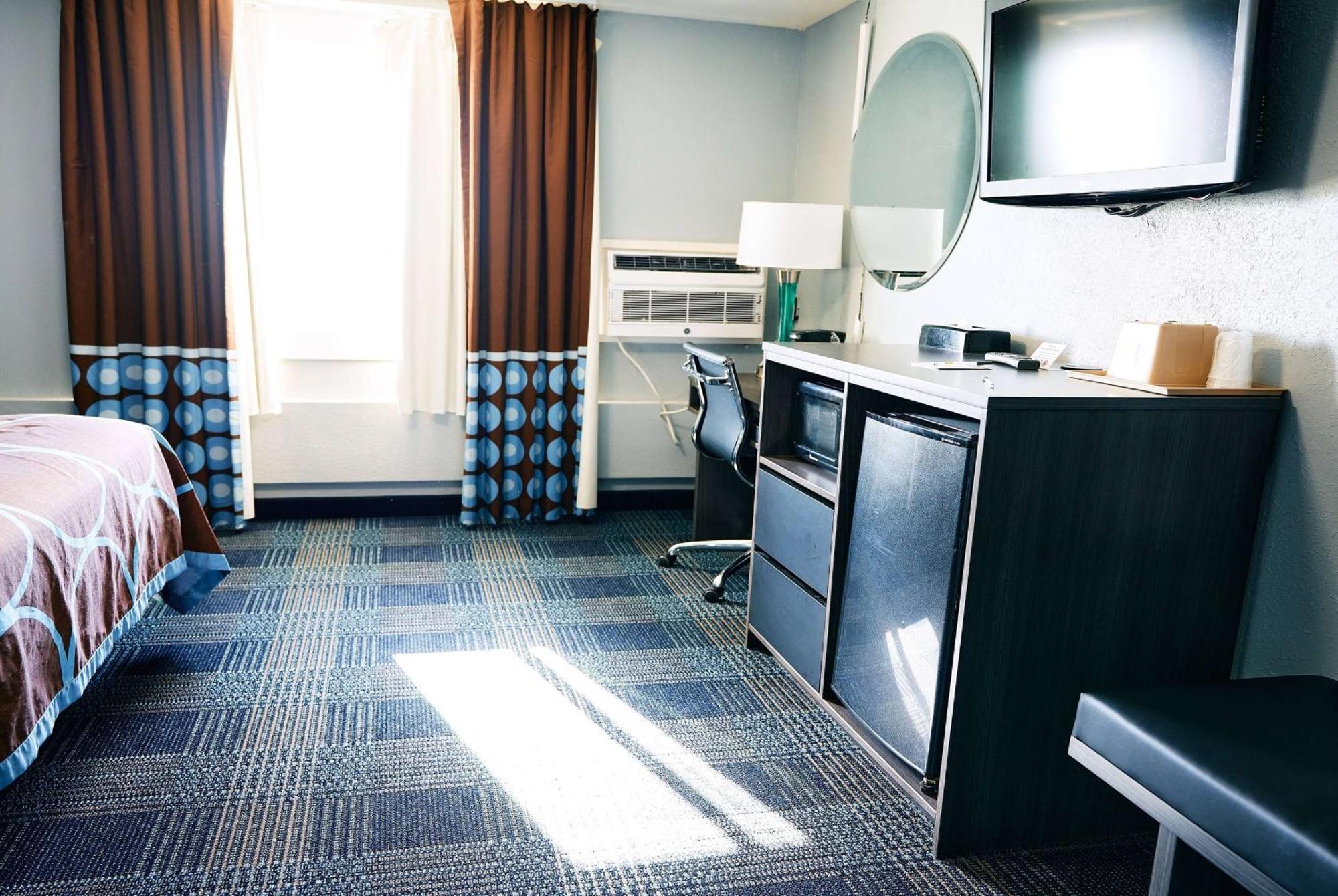 Super 8 By Wyndham Pueblo Hotel Luaran gambar