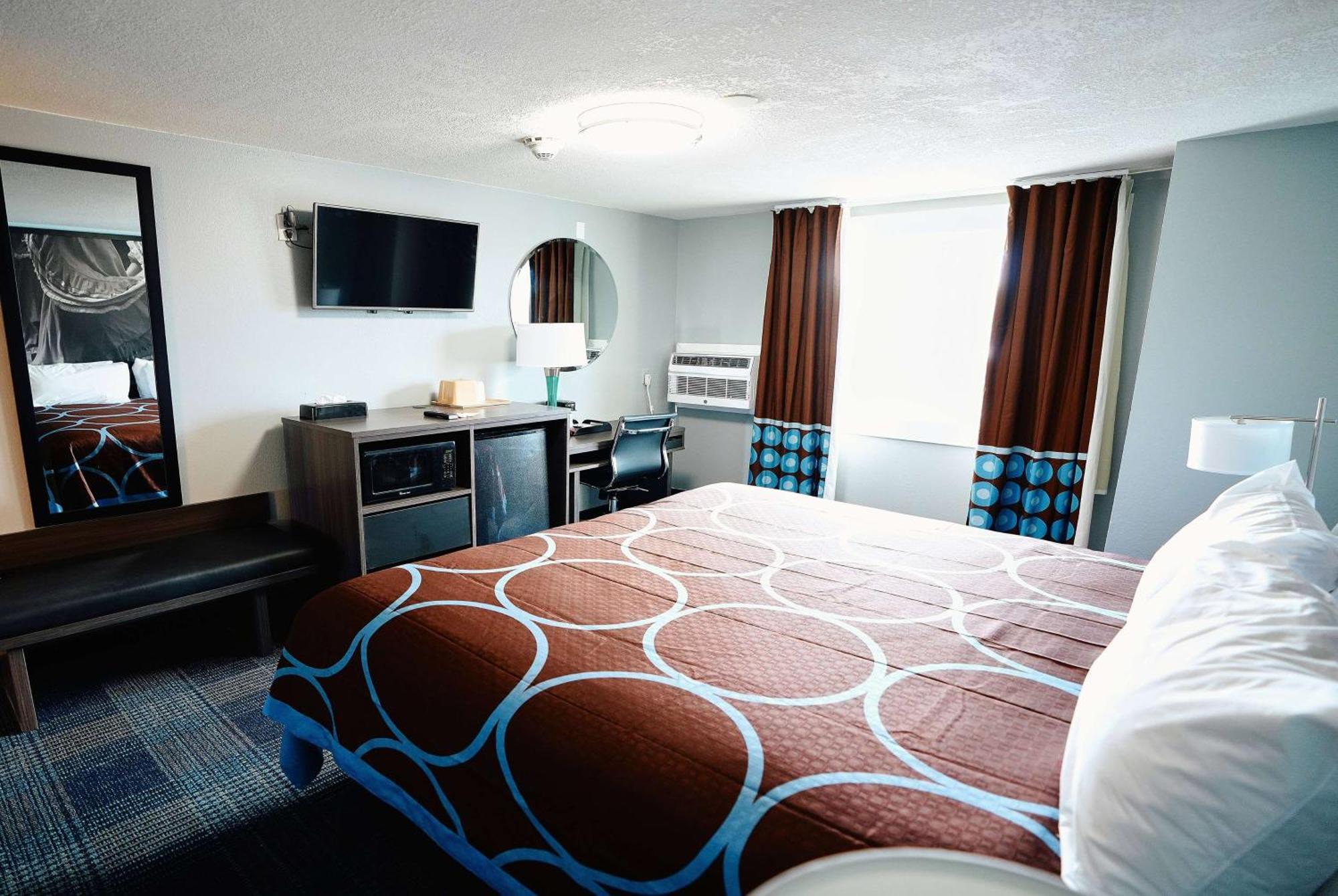 Super 8 By Wyndham Pueblo Hotel Luaran gambar