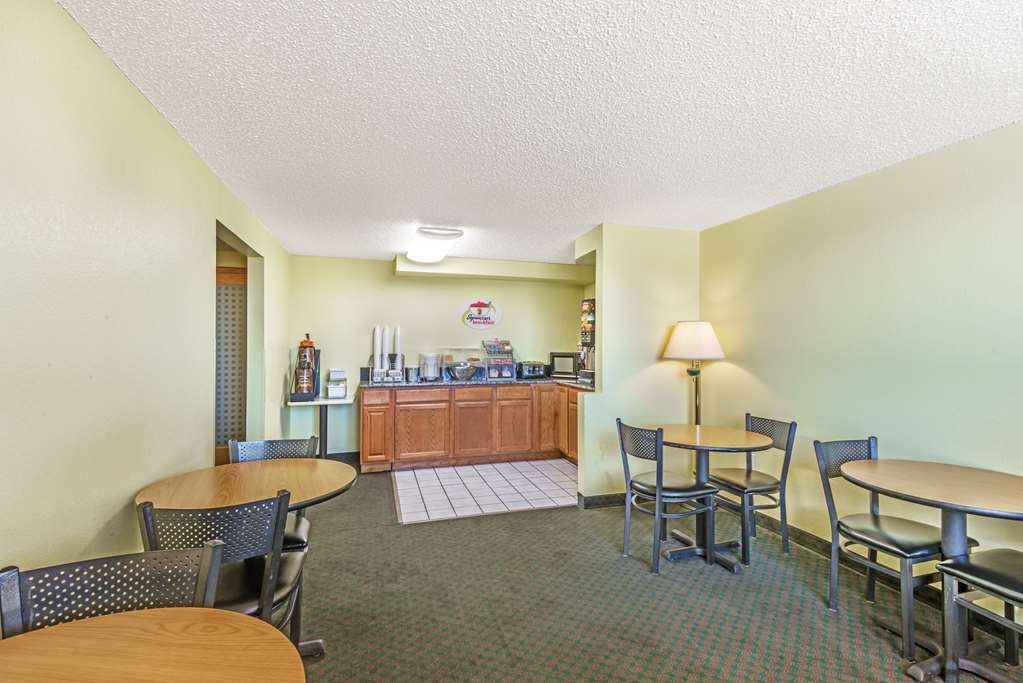 Super 8 By Wyndham Pueblo Hotel Kemudahan gambar