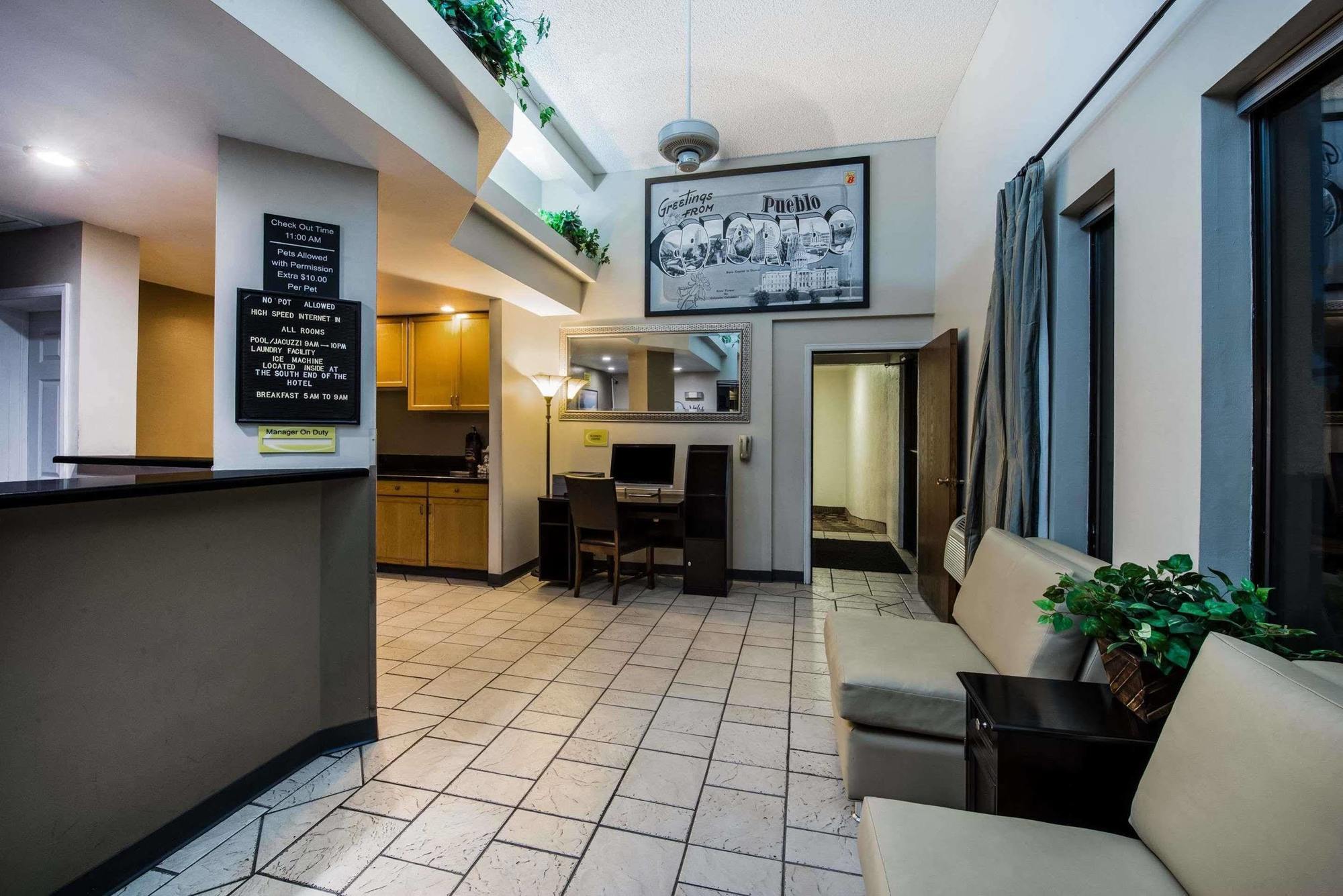 Super 8 By Wyndham Pueblo Hotel Luaran gambar