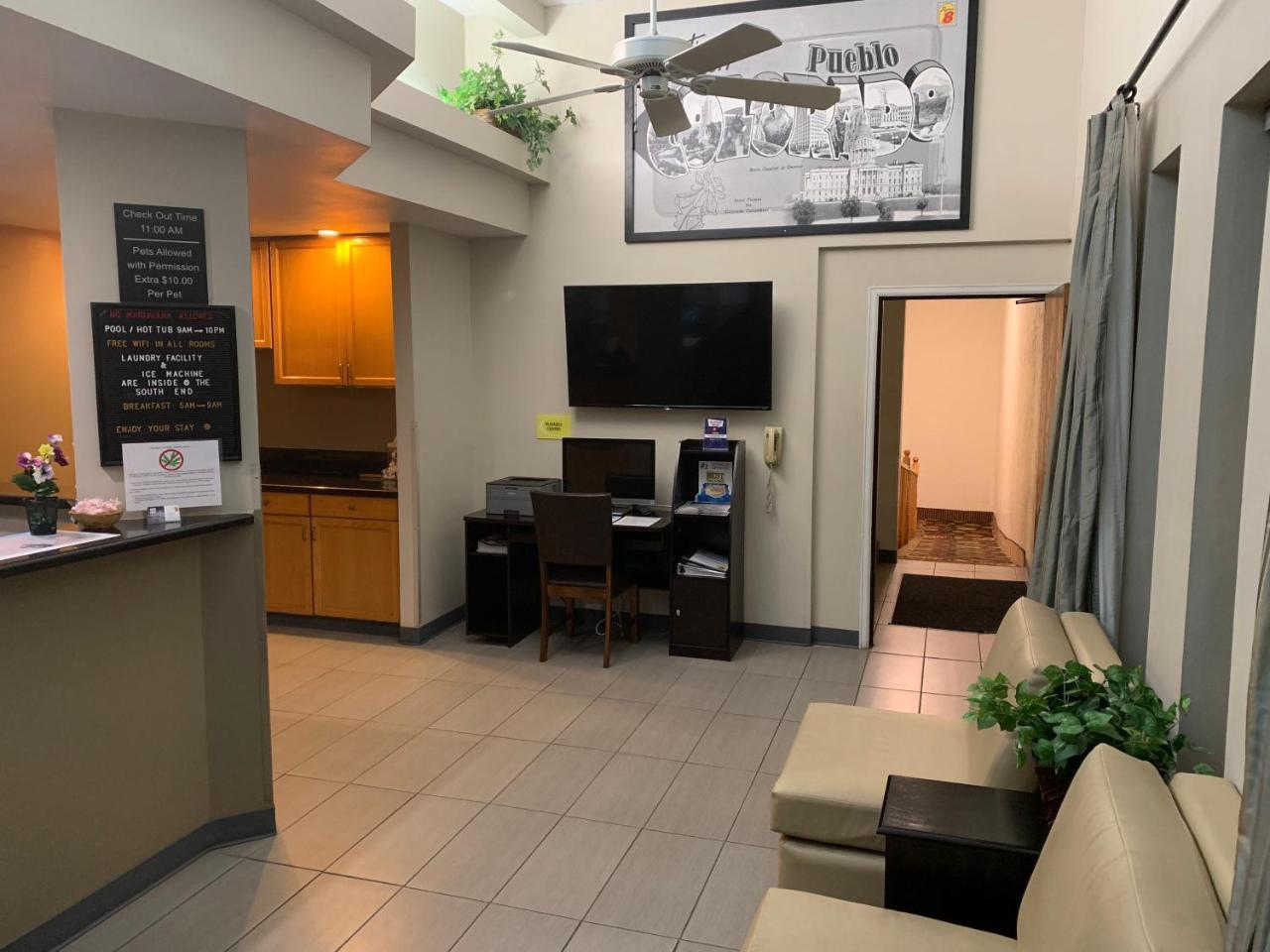 Super 8 By Wyndham Pueblo Hotel Luaran gambar